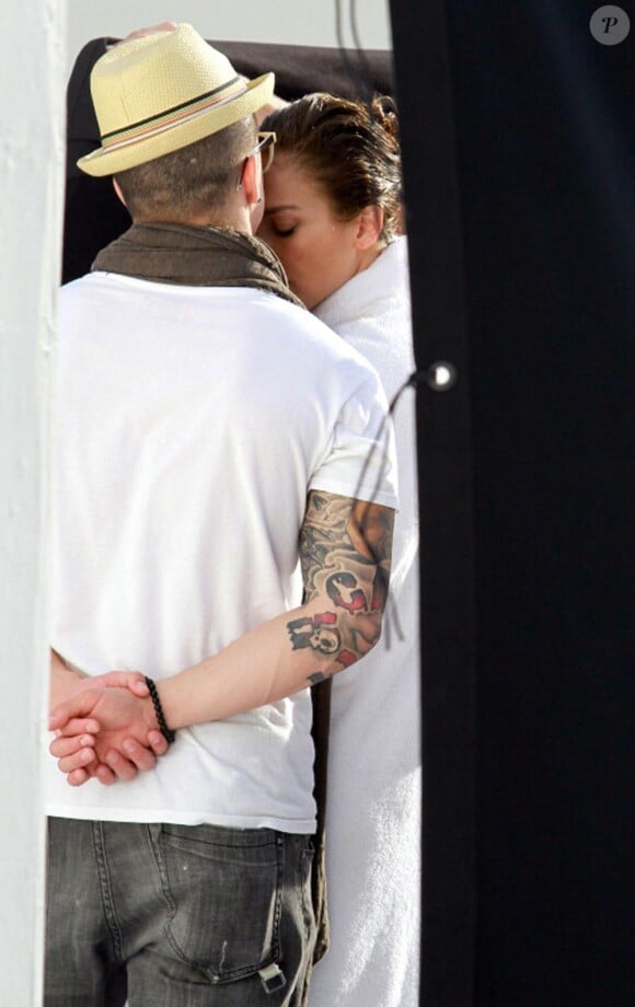 Jennifer Lopez sur son shooting à Miami, son chéri Casper ne la quitte pas. Ils sont très amoureux !