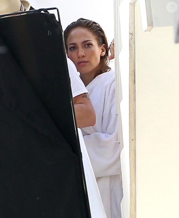 Jennifer Lopez sur son shooting à Miami, son chéri Casper ne la quitte pas.