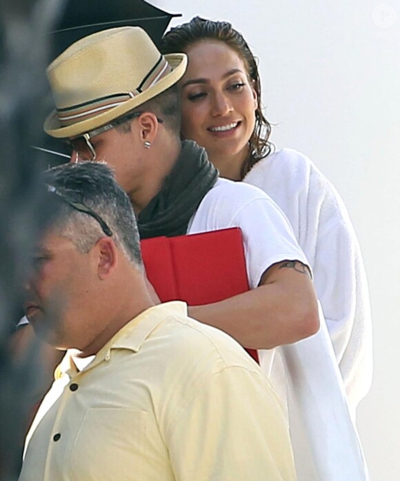 Jennifer Lopez sur son shooting à Miami, somptueusement belle et son chéri Casper ne la quitte pas !