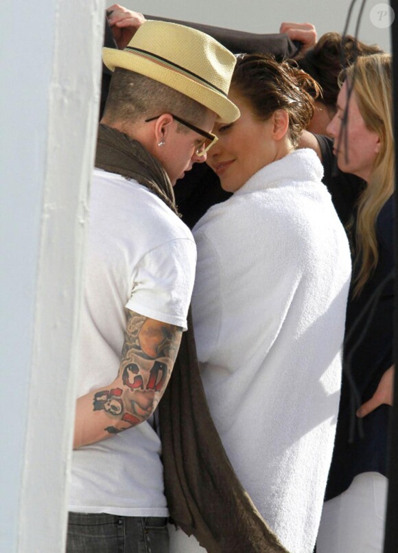 Jennifer Lopez sur son shooting à Miami, son chéri Casper très amoureux, ne la quitte pas.