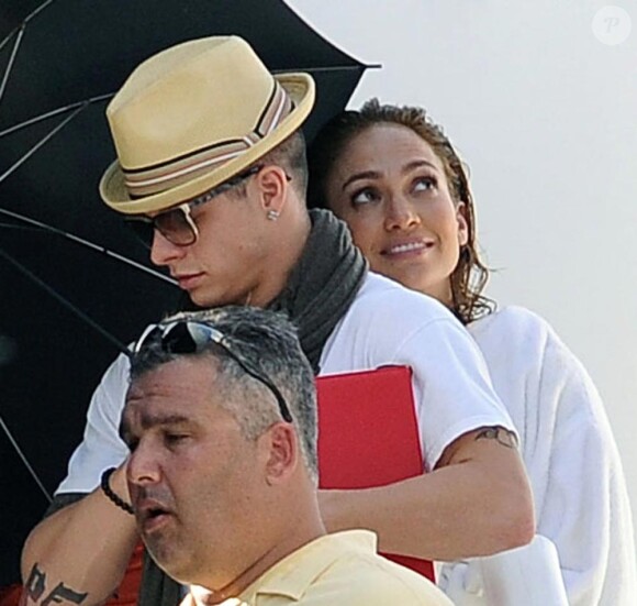 Jennifer Lopez sur son shooting à Miami, son chéri Casper ne la quitte pas.