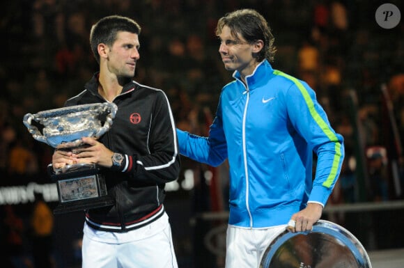 Novak Djokovic et Rafael Nadal complice après leur finale historique de l'Open d'Australie le 29 janvier 2012 à Melbourne