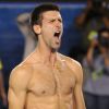 Novak Djokovic célèbre toujours ses victoires torse nu, ici lors de la finale de l'Open d'Australie remportée face à Rafael Nadal le 29 janvier 2012 à Melbourne