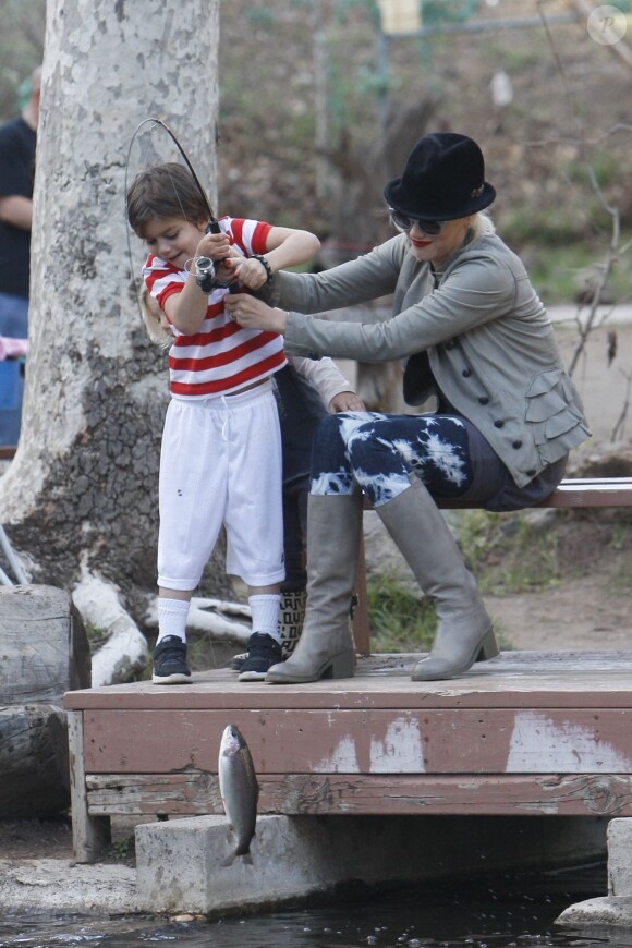 Gwen Stefani apprend à pêcher à son fils Kingston à Agoura Hills le 29 janvier 2012