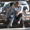 Gwen Stefani embrasse amoureusement son mari Gavin Rossdale à Agoura Hills le 29 janvier 2012