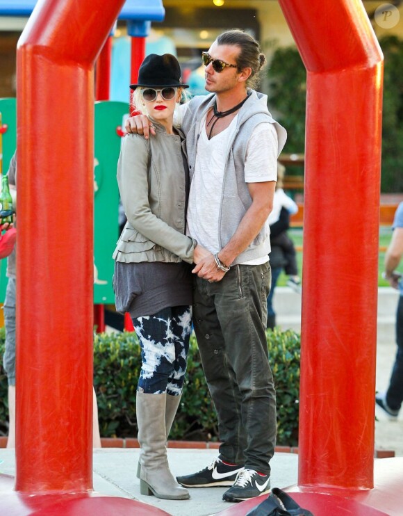 Gwen Stefani très tendre avec son mari Gavin Rossdale, dans un parc de Los Angeles le 29 janvier 2012