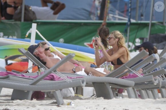 Candice Swanepoel à Saint-Barthélémy, le 30 janvier 2012.