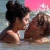 Vanessa Hudgens et son petit-ami Austin Butler s'amusent dans l'eau, à Hawaï, le 19 janvier 2012