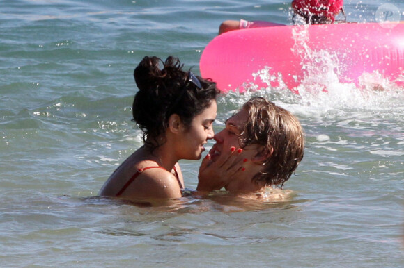 Vanessa Hudgens et son petit-ami Austin Butler s'amusent dans l'eau, à Hawaï, le 19 janvier 2012