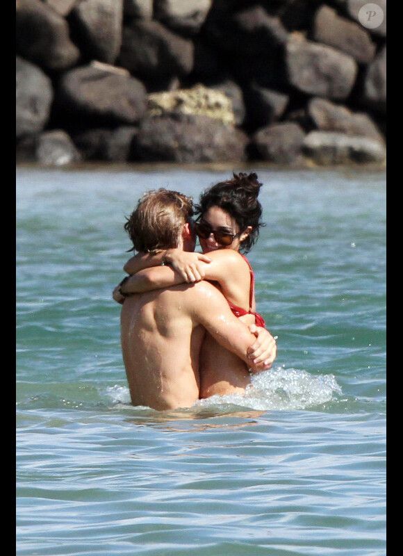 Vanessa Hudgens et son petit-ami Austin Butler dans les bras l'un de l'autre, à Hawaï, le 19 janvier 2012