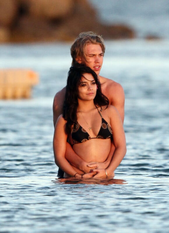 Vanessa Hudgens et son petit-ami Austin Butler amoureux en vacances à Hawaï, le 21 janvier 2012