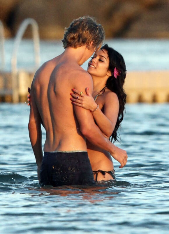 Vanessa Hudgens et son petit-ami Austin Butler romantiques en vacances à Hawaï, le 21 janvier 2012