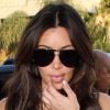 Kim Kardashian provoque l'attroupement à l'aéroport de Los Angeles, le 1er février 2012.