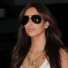 Kim Kardashian, épiée par les paparazzi, débarque à Miami le 1er février 2012.
