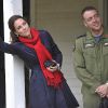 Kate Middleton, en train d'observer une démonstration de pilotage de son mari le prince William le 4 juillet 2011 au Canada, doit se passer de son mari durant six semaines. Le prince est déployé dans les Malouines.