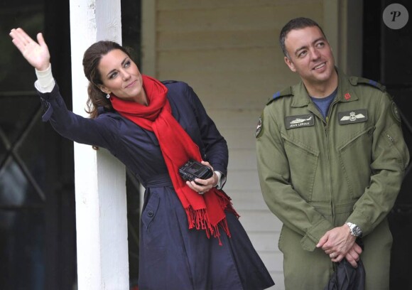 Kate Middleton, en train d'observer une démonstration de pilotage de son mari le prince William le 4 juillet 2011 au Canada, doit se passer de son mari durant six semaines. Le prince est déployé dans les Malouines.