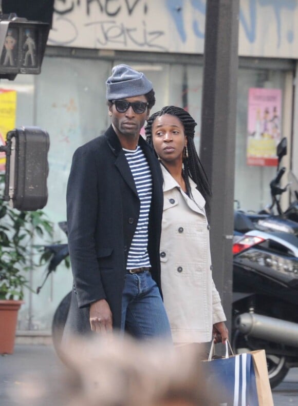 Keziah Jones et sa compagne Hauwa Mukan (photo : en promenade dans Paris en juillet 2011) se sont mariés le 14 janvier 2012 à Lagos.