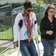 Halle Berry, le pied dans le plâtre, va chercher Nahla à l'école avec la nounou, à Los Angeles, le 2 février 2012