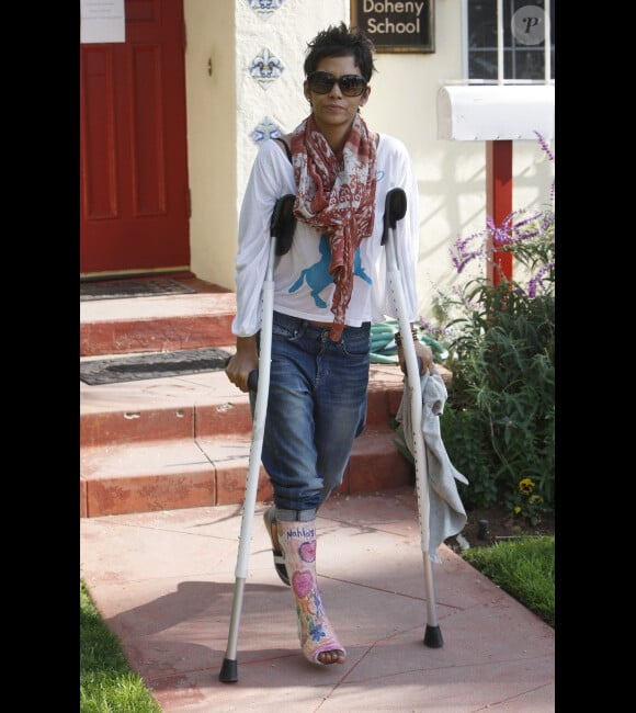 Halle Berry, le pied dans le plâtre, va chercher sa petite Nahla à l'école avec la nounou, à Los Angeles, le 2 février 2012