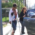 Halle Berry, le pied dans le plâtre, va chercher Nahla à l'école avec la nounou, à Los Angeles, le 2 février 2012