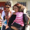 Halle Berry, le pied dans le plâtre, récupère Nahla à l'école avec la nounou, à Los Angeles, le 2 février 2012