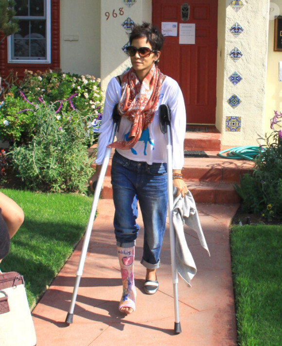 Halle Berry, le pied dans le plâtre, va chercher Nahla à l'école, à Los Angeles, le 2 février 2012