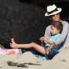 Halle Berry à la plage de Malibu avec sa jolie Nahla. Très handicapée avec son plâtre, son chéri Olivier Martinez n'est jamais loin.