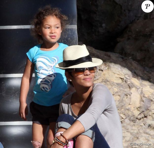 Halle Berry à la plage de Malibu avec sa jolie Nahla. Très handicapée avec son plâtre, son chéri Olivier Martinez n'est jamais loin.