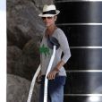 Halle Berry à la plage de Malibu avec sa jolie Nahla. Très handicapée avec son plâtre, elle a besoin de ses béquilles pour se déplacer. 