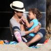 Halle Berry à la plage de Malibu avec sa jolie Nahla. Très handicapée avec son plâtre.