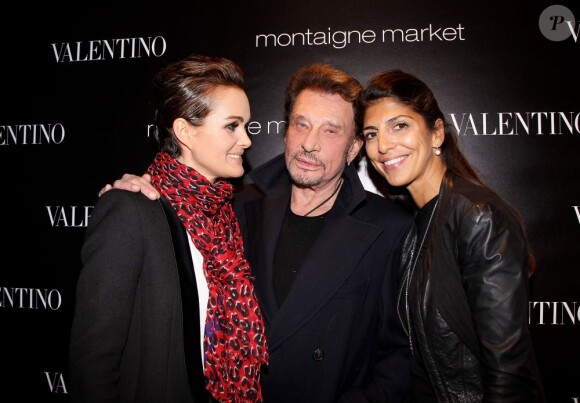 Laeticia et Jonny Hallyday, aux côtés d'Hoda Roche, au lancement du sac Vavavoom de Valentino, vendu en édition limitée et en exclusivité au magasin Montaigne Market à Paris, le 25 janvier 2012