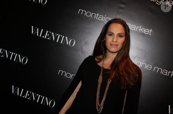 Elisa Tovati au lancement du sac Vavavoom de Valentino, vendu en édition limitée et en exclusivité au magasin Montaigne Market à Paris, le 25 janvier 2012