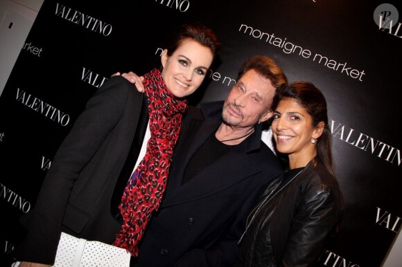 Laeticia et Jonny Hallyday, aux côtés d'Hoda Roche, au lancement du sac Vavavoom de Valentino, vendu en édition limitée et en exclusivité au magasin Montaigne Market à Paris, le 25 janvier 2012