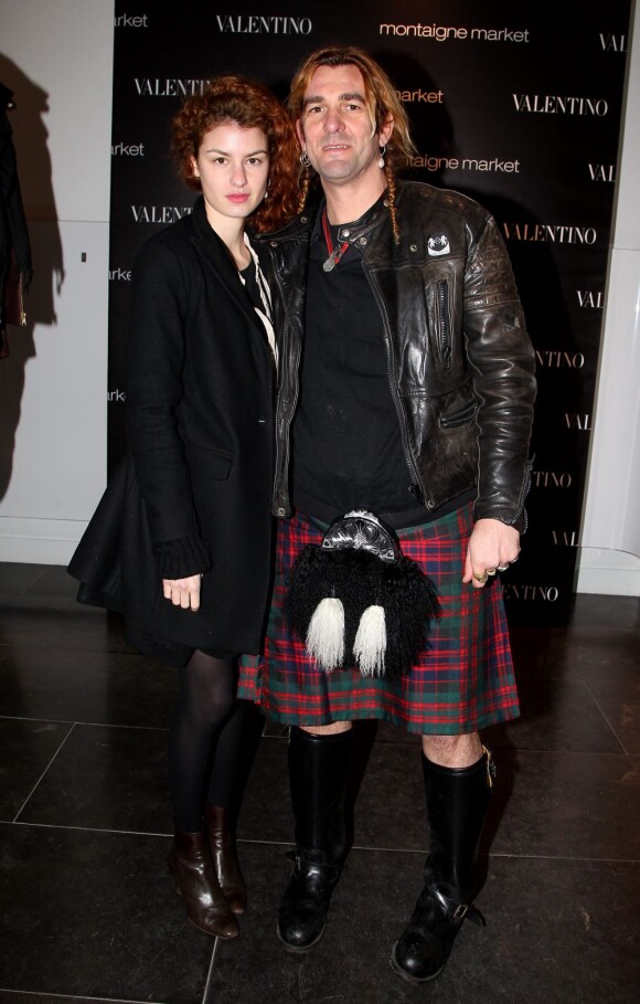 Le designer Jarl Ale de Basseville et une amie au lancement du sac Vavavoom de Valentino, vendu en édition limitée et  en  exclusivité au magasin Montaigne Market à Paris, le 25 janvier 2012