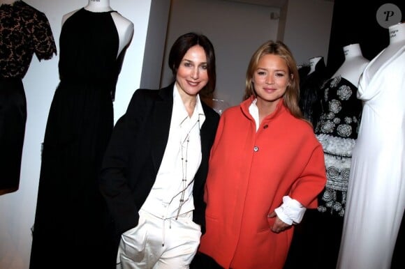 Elsa Zylberstein et Virginie Efira au lancement du sac Vavavoom de Valentino, vendu en édition limitée et  en  exclusivité au magasin Montaigne Market à Paris, le 25 janvier 2012