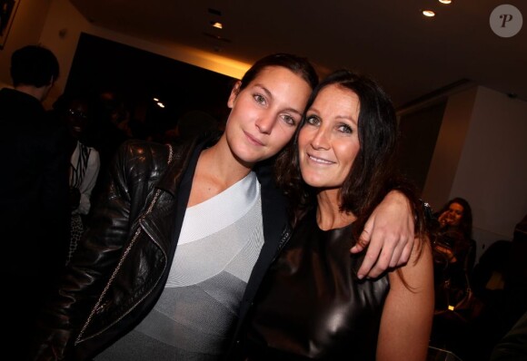 Liliane Jossua et sa fille au lancement du sac Vavavoom de Valentino, vendu en édition limitée et  en  exclusivité au magasin Montaigne Market à Paris, le 25 janvier 2012