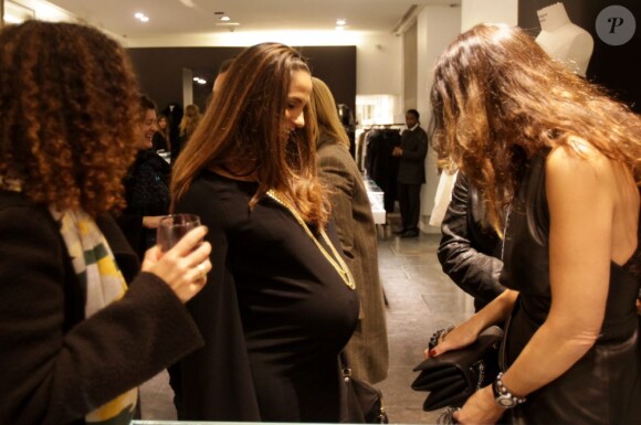 Elisa Tovati au lancement du sac Vavavoom de Valentino, vendu en édition limitée et  en  exclusivité au magasin Montaigne Market à Paris, le 25 janvier 2012
