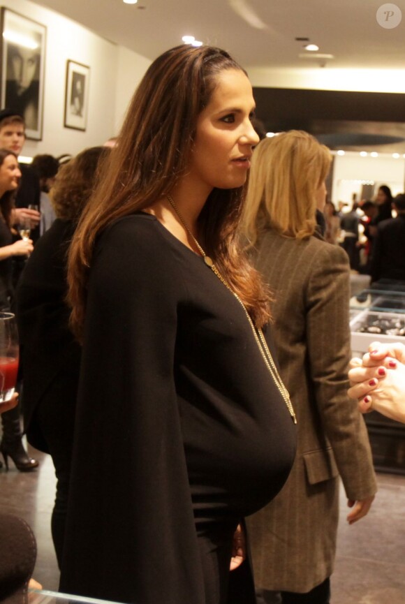 Elisa Tovati au lancement du sac Vavavoom de Valentino, vendu en édition limitée et  en  exclusivité au magasin Montaigne Market à Paris, le 25 janvier 2012