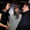 Zofia et Jean Reno entourent Madz Kornerup au lancement du sac Vavavoom de Valentino, vendu en édition limitée et  en  exclusivité au magasin Montaigne Market à Paris, le 25 janvier 2012