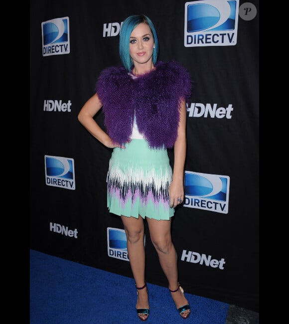 Katy Perry coordonne sa tenue à sa nouvelle couleur de cheveux au DirecTV Super Bowl Party à Indianapolis le 4 février 2012.