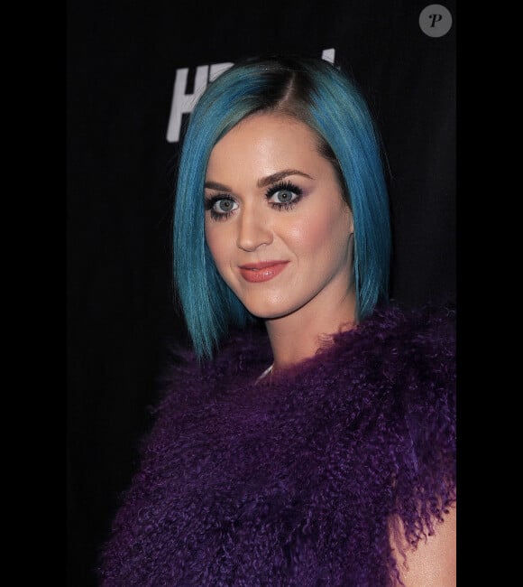 Katy Perry affiche une superbe chevelure électrique bleue à la soirée du DirecTV Super Bowl à Indianapolis le 4 février 2012.