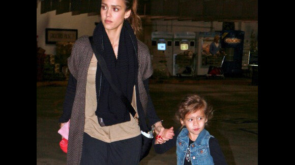 Jessica Alba : working girl et maman toujours stylée