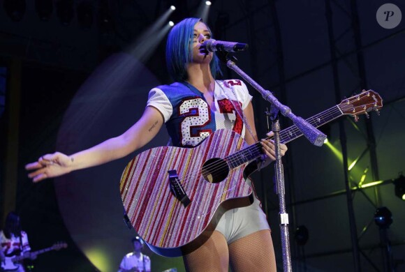 Katy Perry donne un concert à la fête du Super Bowl donnée par Direct TV à Indianapolis, le 4 février 2012.