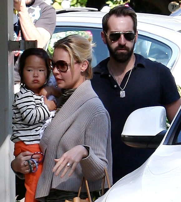 Katherine Heigl avec son mari Josh Kelley et leur fille Naleigh à Los Feliz le 23 octobre 2011