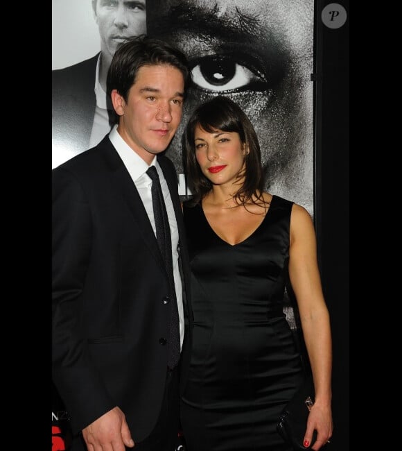 Daniel Espinosa et une amie lors de la première de Safe House (Sécurité Rapprochée) au SVA Theater de New York City le 7 février 2012