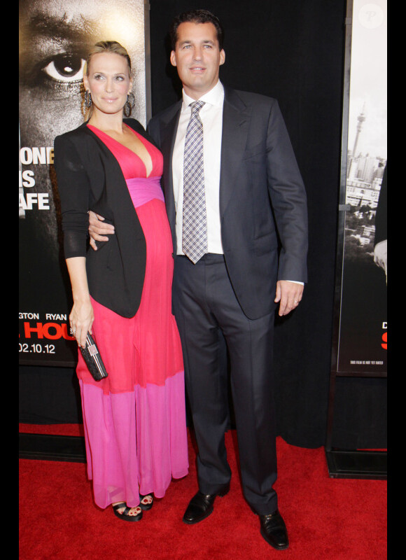 Molly Sims, enceinte et radieuse, auprès de son mari Scott Stuber lors de la première de Safe House (Sécurité Rapprochée) le 7 février 2012 à New York
