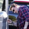 Un petit tour au parcmètre pour Johnny Hallyday à Los Angeles, le 8 février 2012.