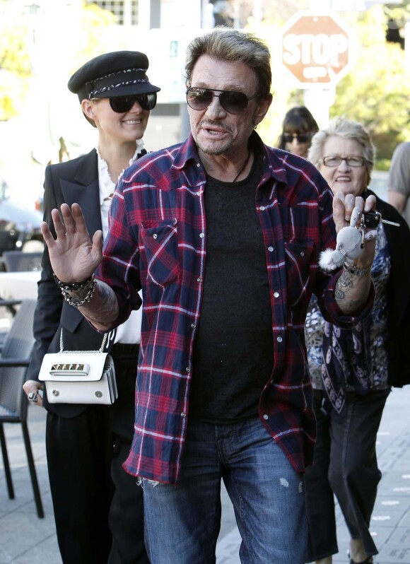 Johnny Hallyday et Laeticia à Los Angeles, le 8 février 2012. Mamie Rock, la grand-mère de Laeticia, les accompagne. 