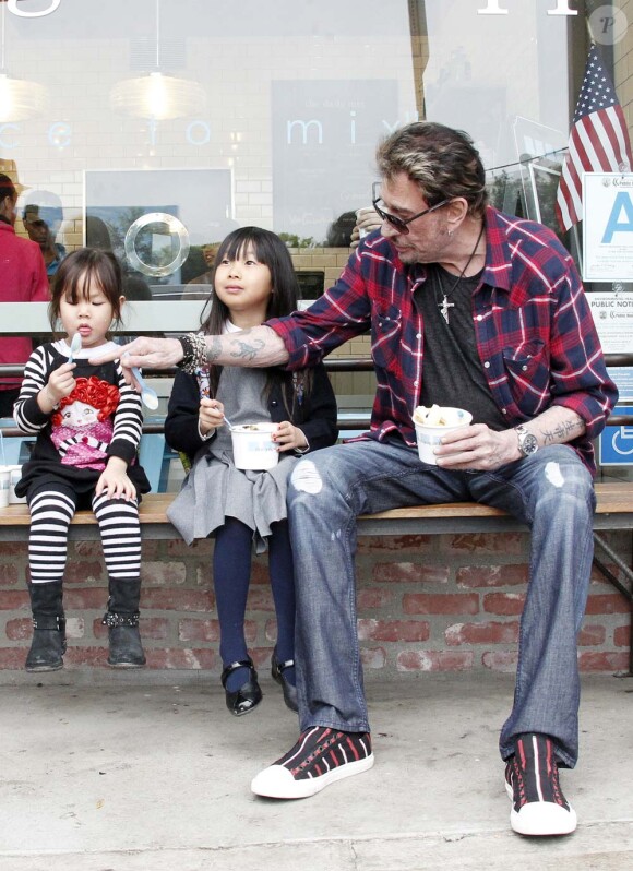 Pause gourmande : Johnny Hallyday et Laeticia dégustent des glaces avec leurs filles Jade et Joy après l'école, à Los Angeles, le 7 février 2012.