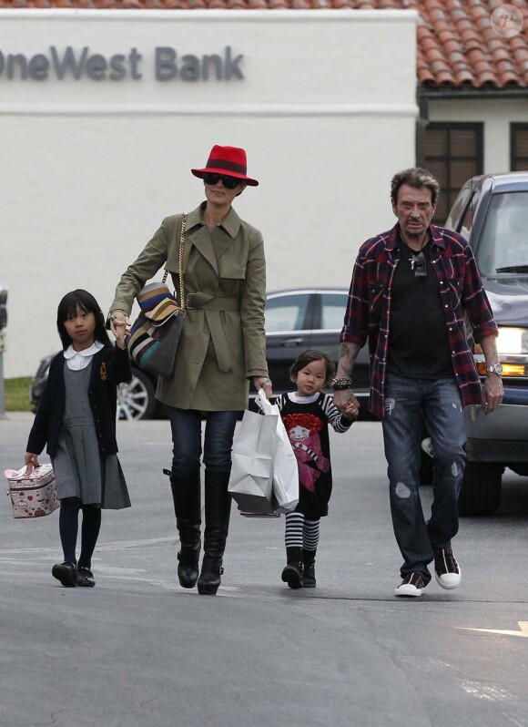 Johnny Hallyday et Laeticia vont chercher Jade et Joy à l'école, à Los Angeles, le 7 février 2012.
